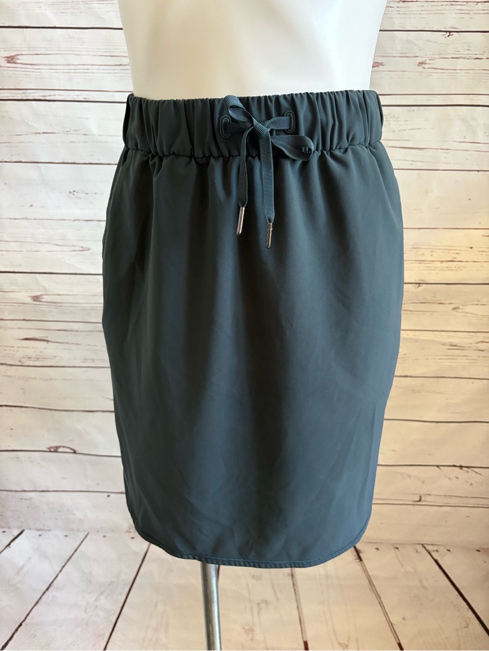 Lululemon On The Fly Skirt Travel Athletic Woven Size 6 Gray Elastic Waist GUC